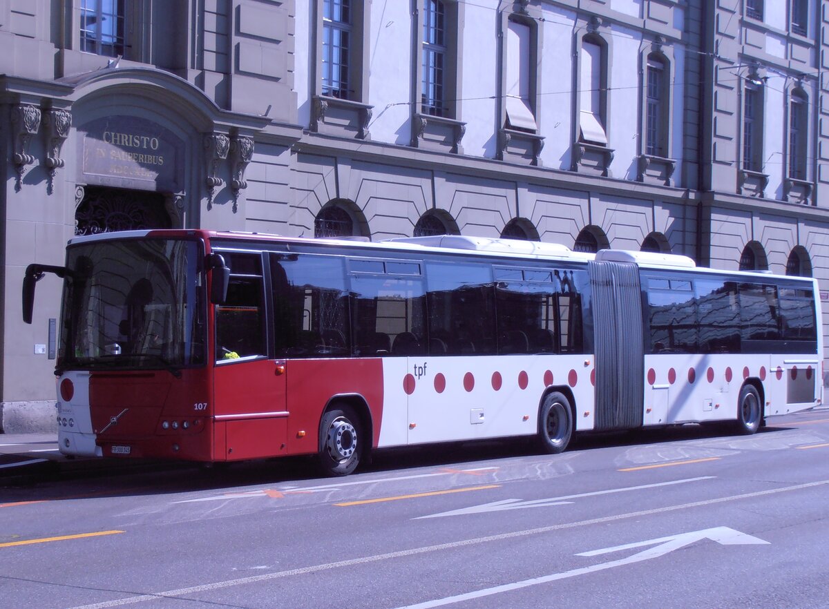 (277'692) - TPF Fribourg - Nr. 107/FR 300'345 - Volvo am 9. Juli 2025 beim Bahnhof Bern