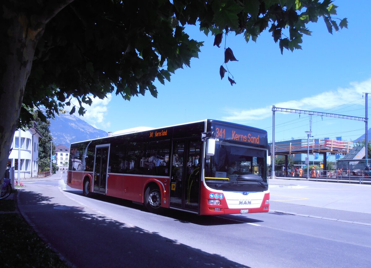 (277'942) - PostAuto Bern - BE 403'166/PID 12'336 - MAN (ex Dr. Richard, A-Wien Nr. 1411) am 18. Juli 2025 beim Bahnhof Sarnen