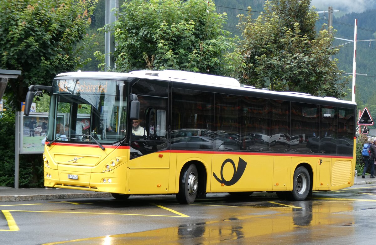 (278'071) - PostAuto Bern - BE 707'929/PID 10'535 - Volvo (ex K�bli, Gstaad) am 26. Juli 2025 beim Bahnhof Saanen