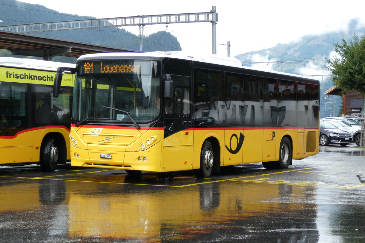 (278'074) - PostAuto Bern - BE 707'920/PID 11'459 - Volvo (ex K�bli, Gstaad BE 671'405; ex K�bli, Gstaad BE 21'779) am 26. Juli 2025 beim Bahnhof Gstaad