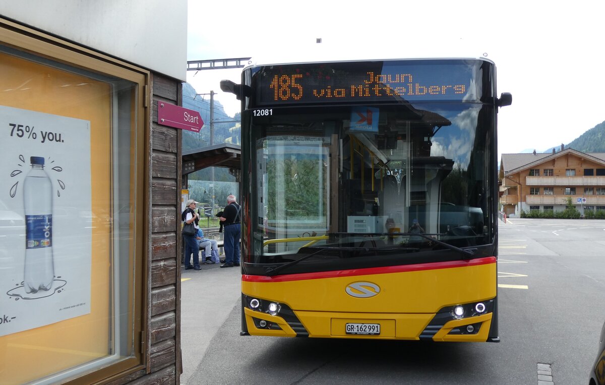 (278'573) - PostAuto Graub�nden - GR 162'991/PID 12'081 - eSolaris am 5. August 2025 beim Bahnhof Saanen