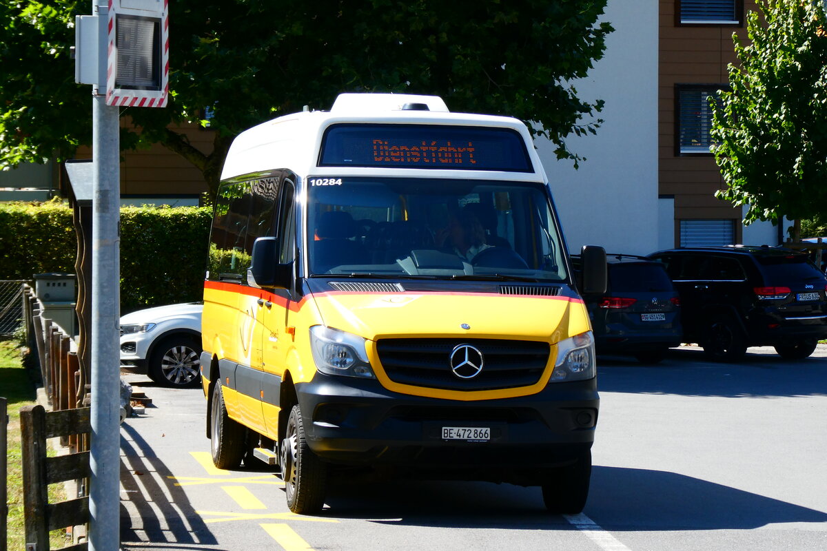 (279'369) - PostAuto Bern - BE 472'866/PID 10'284 - Mercedes am 25. August 2025 beim Bahnhof Wilderswil