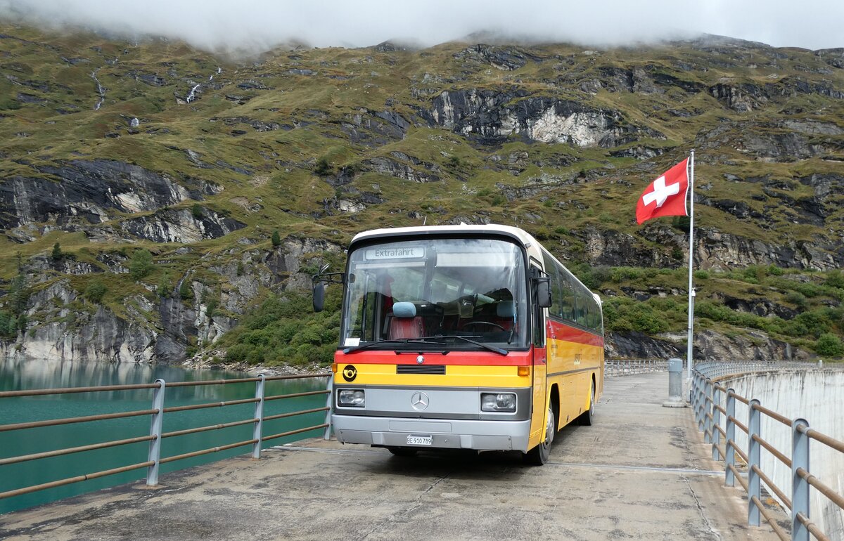 (280'137) - Buzzi, Bern - BE 910'789 - Mercedes (ex Mattli, Wassen/PID 2295) am 9. September 2025 in Zervreila, Staumauer