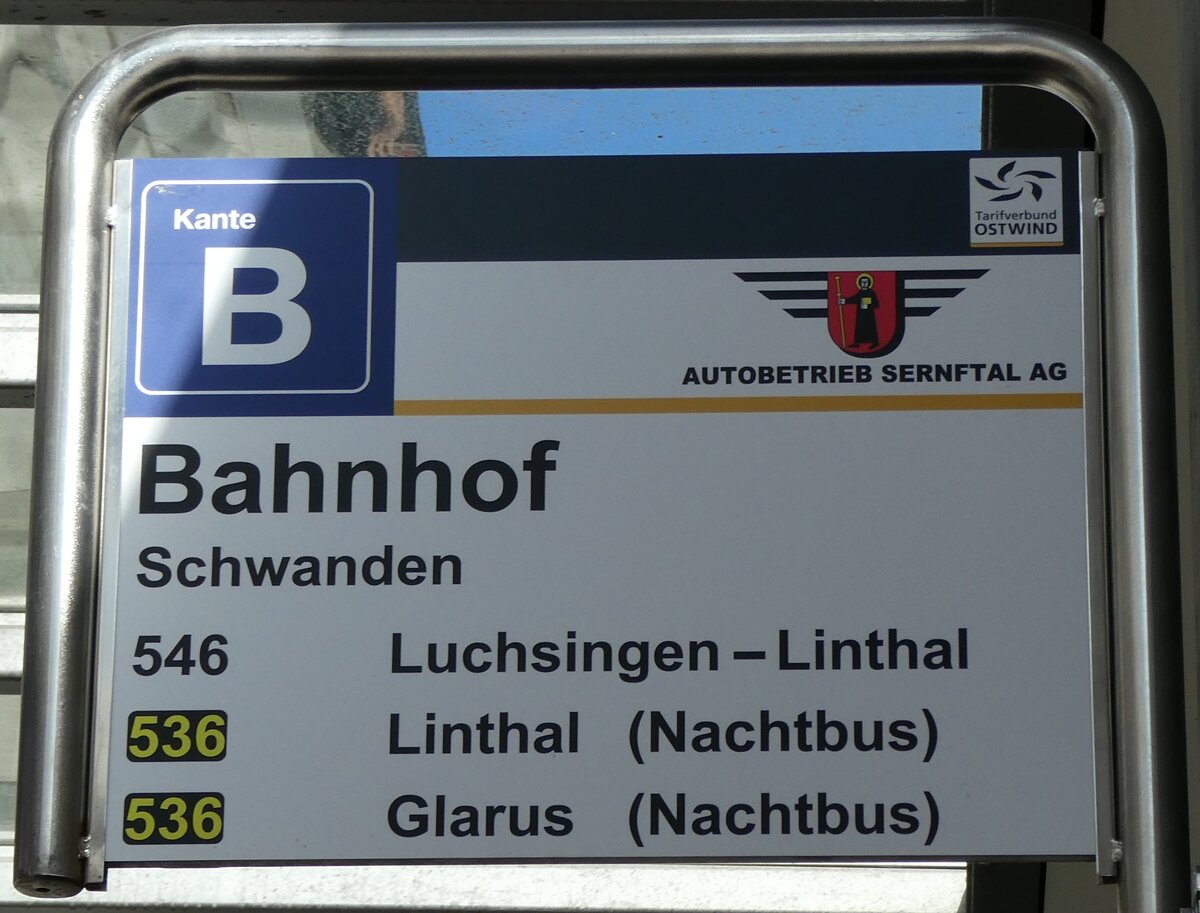 (281'058) - AUTOBETRIEB SERNFTAL-Haltestellenschild - Schwanden, Bahnhof - am 7. Oktober 2025