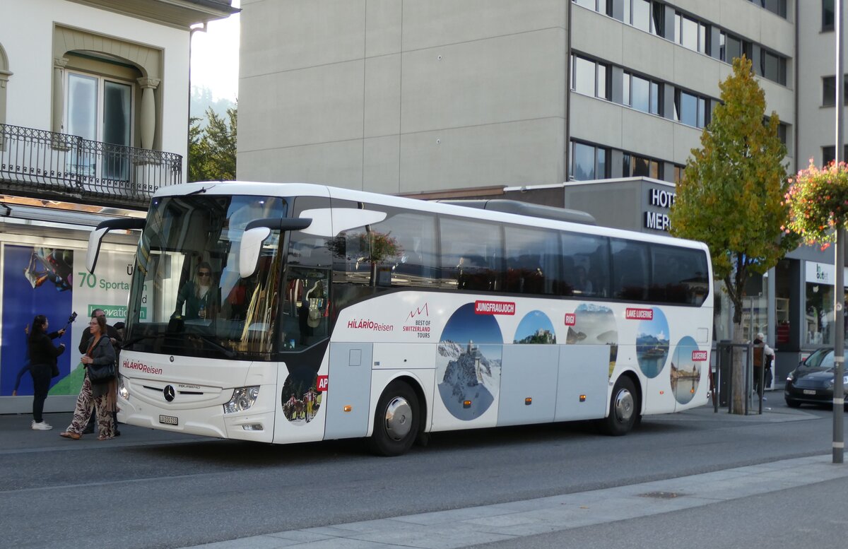(281'081) - Hil�rio, Sch�tz - LU 200'233 - Mercedes am 9. Oktober 2025 beim Bahnhof Interlaken Ost