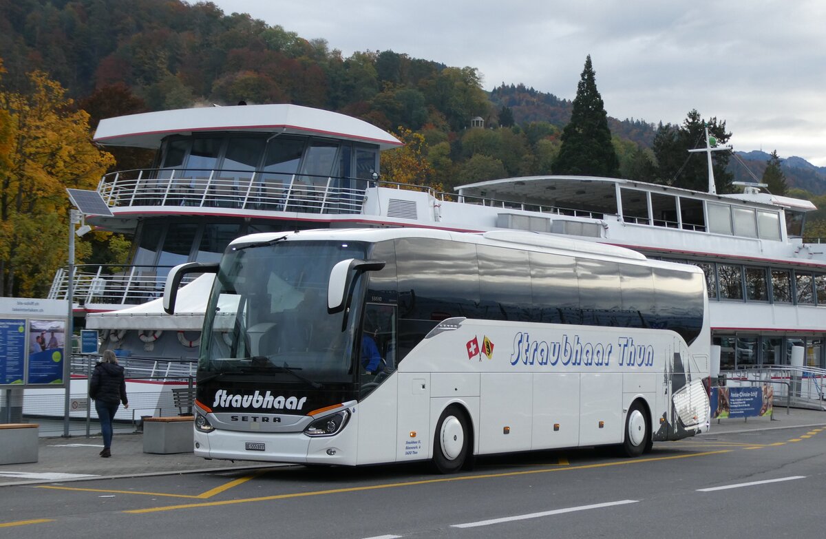(281'693) - Straubhaar, Thun - Nr. 6/BE 555'977 - Setra am 21. Oktober 2025 beim Bahnhof Thun