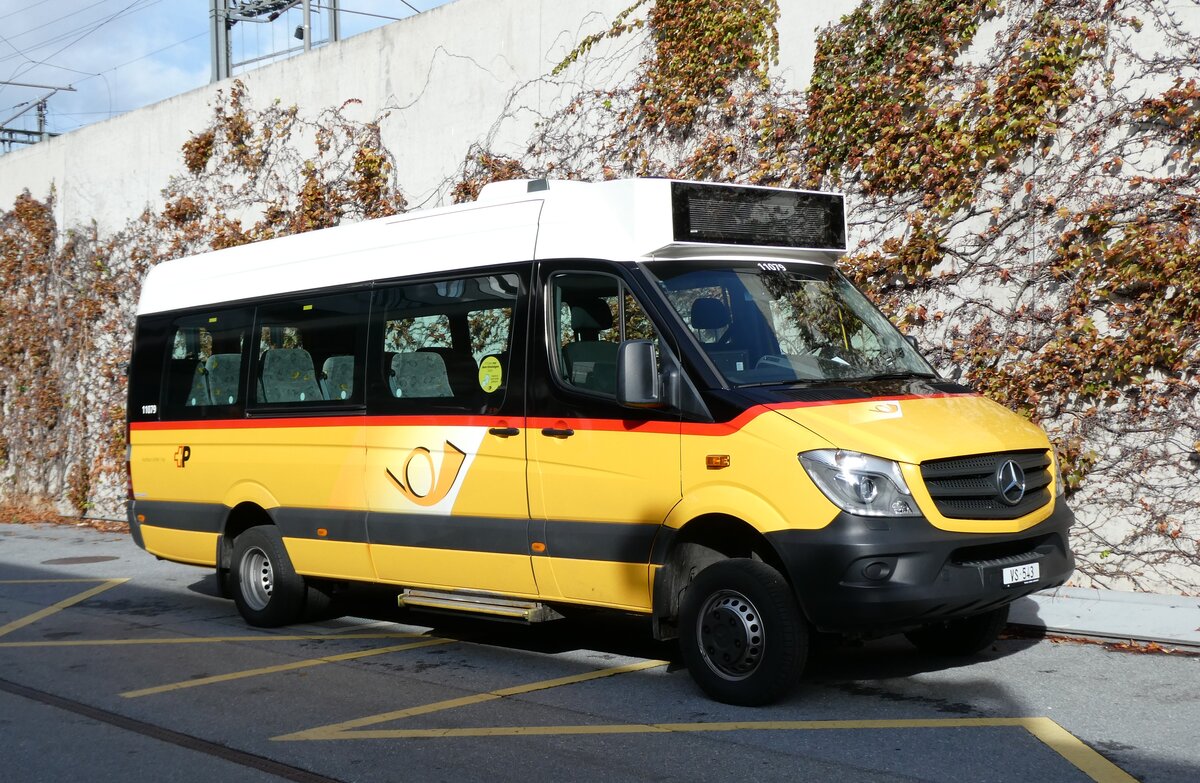 (281'702) - Autotour, Visp - VS 543/PID 11'079 - Mercedes am 21. Oktober 2025 beim Bahnhof Visp