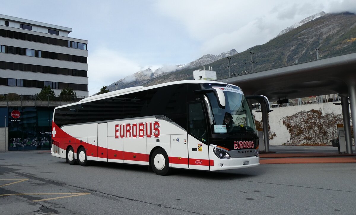 (281'722) - Knecht, Windisch - Nr. 50/AG 14'086 - Setra am 21. Oktober 2025 beim Bahnhof Visp