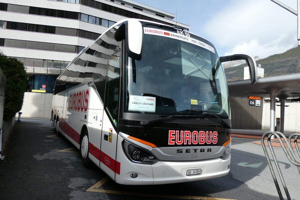 (281'724) - Knecht, Windisch - Nr. 50/AG 14'086 - Setra am 21. Oktober 2025 beim Bahnhof Visp