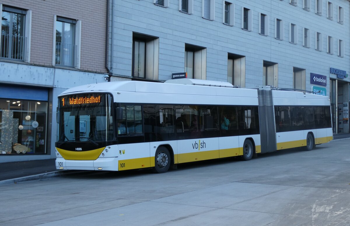 (281'899) - VBSH Schaffhausen - Nr. 101 - Hess/Hess Gelenktrolleybus am 30. Oktober 2025 beim Bahnhof Schaffhausen