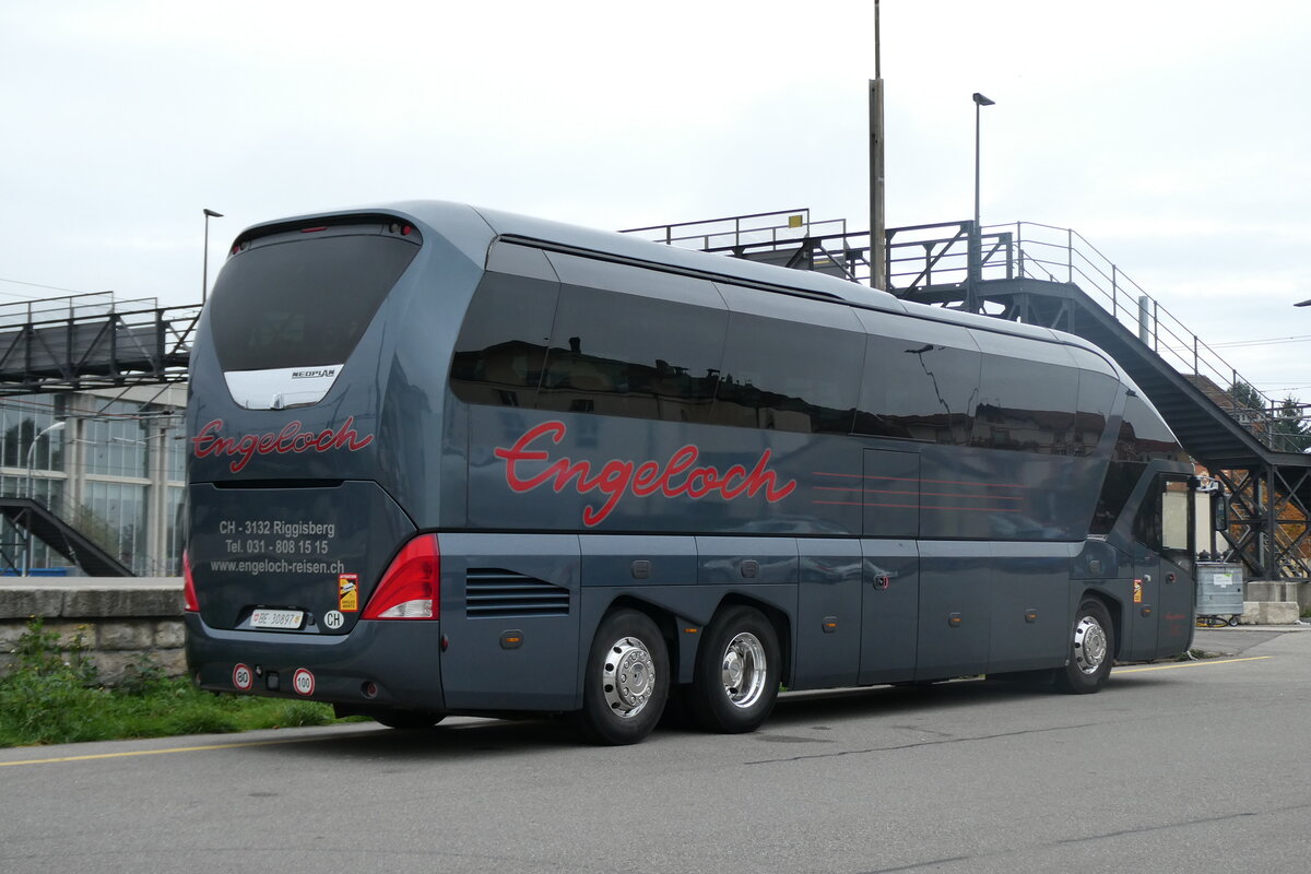 (281'973) - Engeloch, Riggisberg - BE 30'897 - Neoplan am 1. November 2025 beim Bahnhof Kerzers