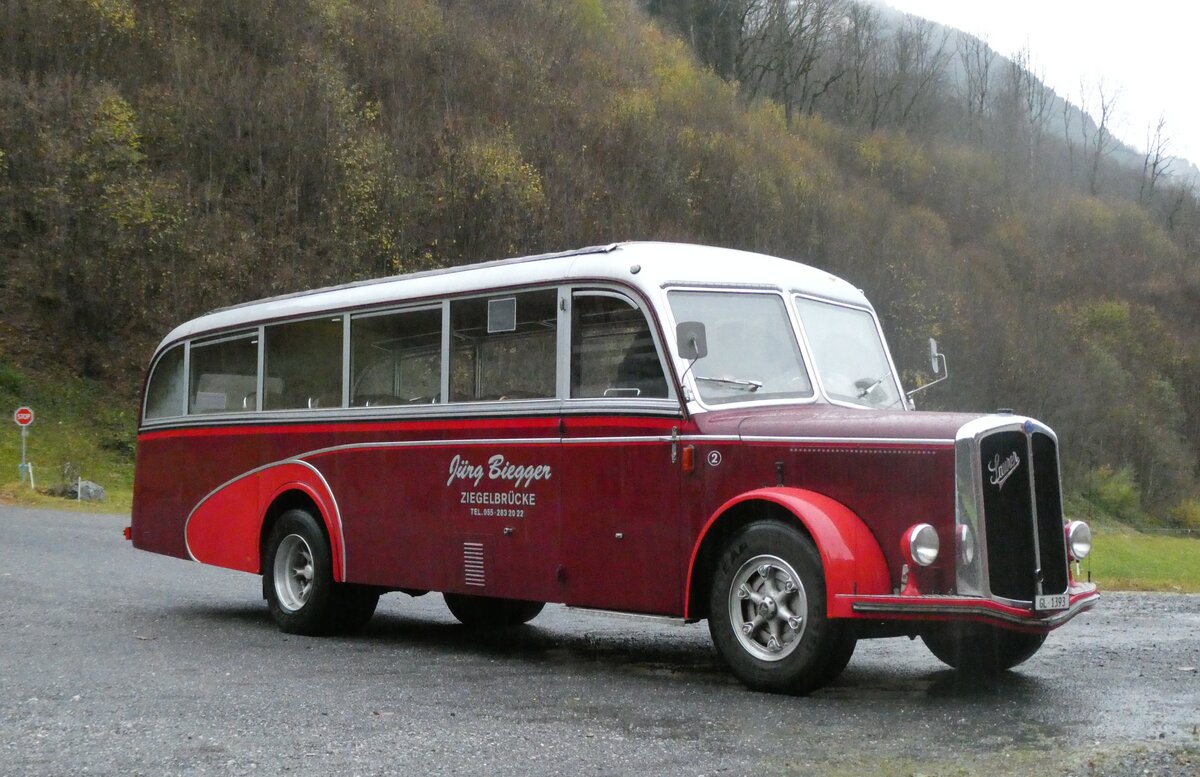 (282'065) - Biegger, Ziegelbr�cke - Nr. 2/GL 1393 - Saurer/Lauber (ex T�l�verbier, Verbier Nr. 2; ex Werkbus; ex Rey, Ayent) am 2. November 2025 in Elm, Hotel Sonne