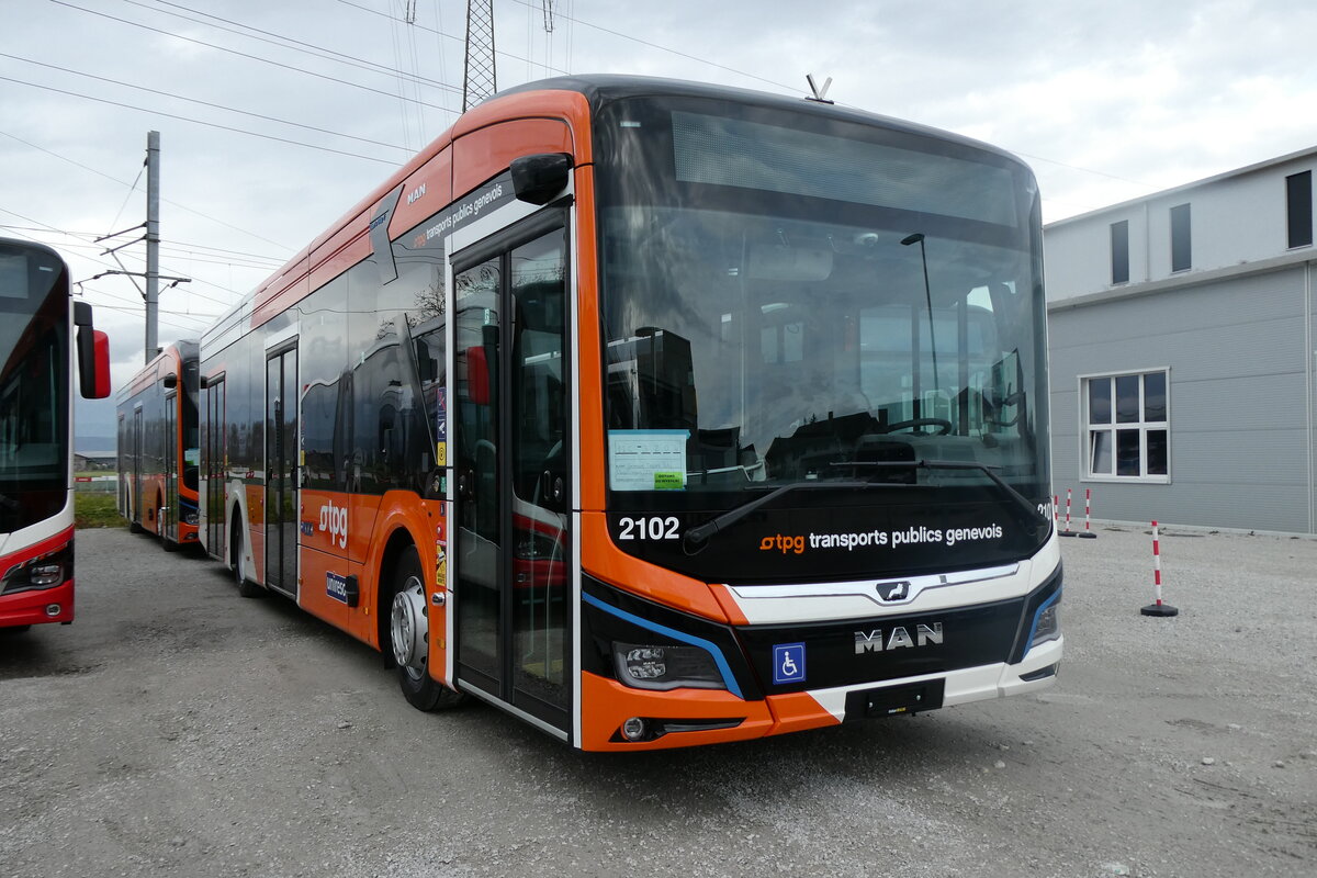 (282'444) - Gen�ve-Tours, Gen�ve - Nr. 2102 - eMAN am 15. November 2025 in Kerzers, Murtenstrasse