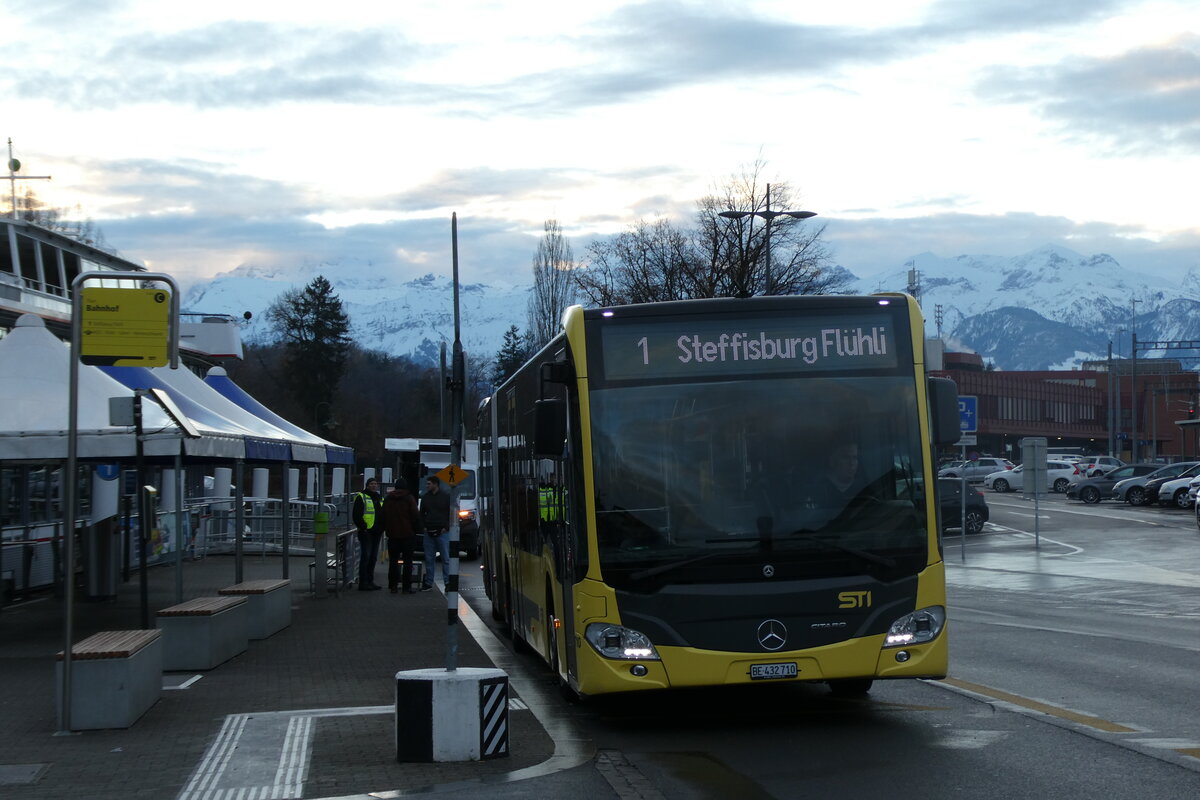 (282'618) - STI Thun - Nr. 710/BE 432'710 - Mercedes am 29. November 2025 beim Bahnhof Thun