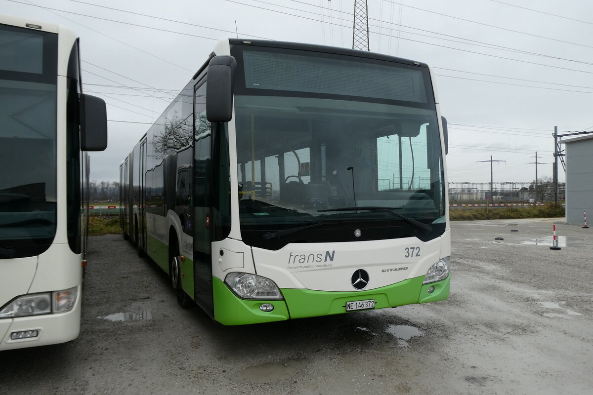 (282'826) - transN, La Chaux-de-Fonds - Nr. 372/NE 146'372 - Mercedes am 6. Dezember 2025 in Kerzers, Murtenstrasse