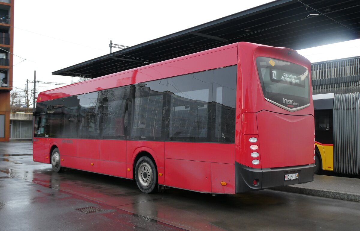 (282'877) - Bernmobil, Bern - Nr. 104/BE 137'104 - eIrizar am 6. Dezember 2025 beim Bahnhof Bern Br�nnen Westside