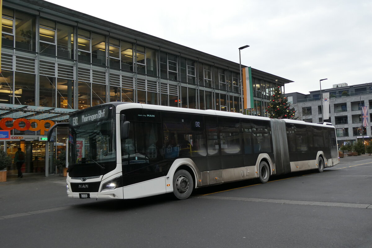 (283'270) - PostAuto Nordschweiz - BL 213'883/PID 12'418 - MAN (ex RSVG Troisdorf/D Nr. 2808)) am 19. Dezember 2025 beim Bahnhof Meiringen