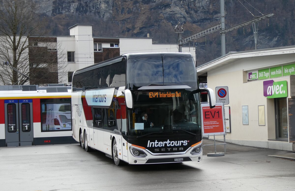 (283'290) - Intertours, Domdidier - FR 300'660 - Setra am 19. Dezember 2025 beim Bahnhof Meiringen