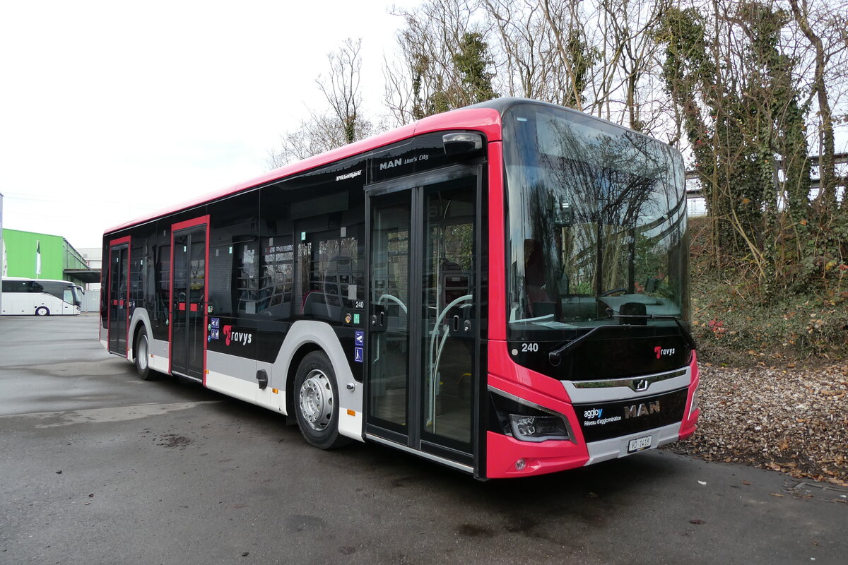 (283'353) - TRAVYS Yverrdon^- Nr. 240/VD 1418 - MAN am 20. Dezember 2025 in Kerzers, Interbus