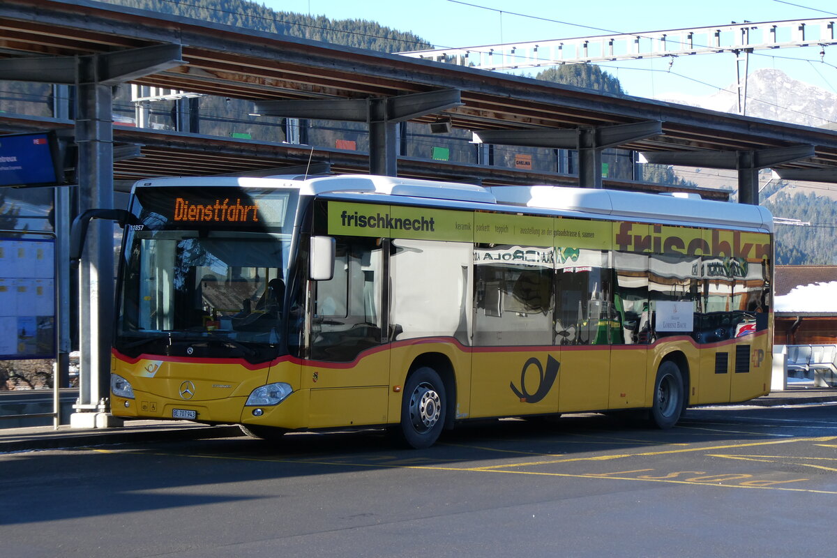 (283'521) - PostAuto Bern - BE 707'943/PID 11'857 - Mercedes (ex K�bli, Gstaad; ex PostAuto Bern BE 538'988; ex PostAuto Bern BE 653'386) am 26. Dezember 2025 beim Bahnhof Gstaad