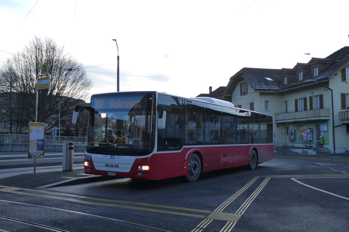 (284'132) - PostAuto Bern - BE 489'253/PID 12'334 - MAN (ex BE 535'079; ex Dr. Richard, A-Wien Nr. 1420) am 14. Januar 2026 beim Bahnhof Worb Dorf