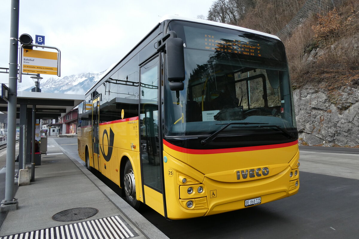 (284'353) - Fl�ck, Brienz - Nr. 25/BE 868'725/PID 11'594 - Iveco am 26. Januar 2026 beim Bahnhof Brienz