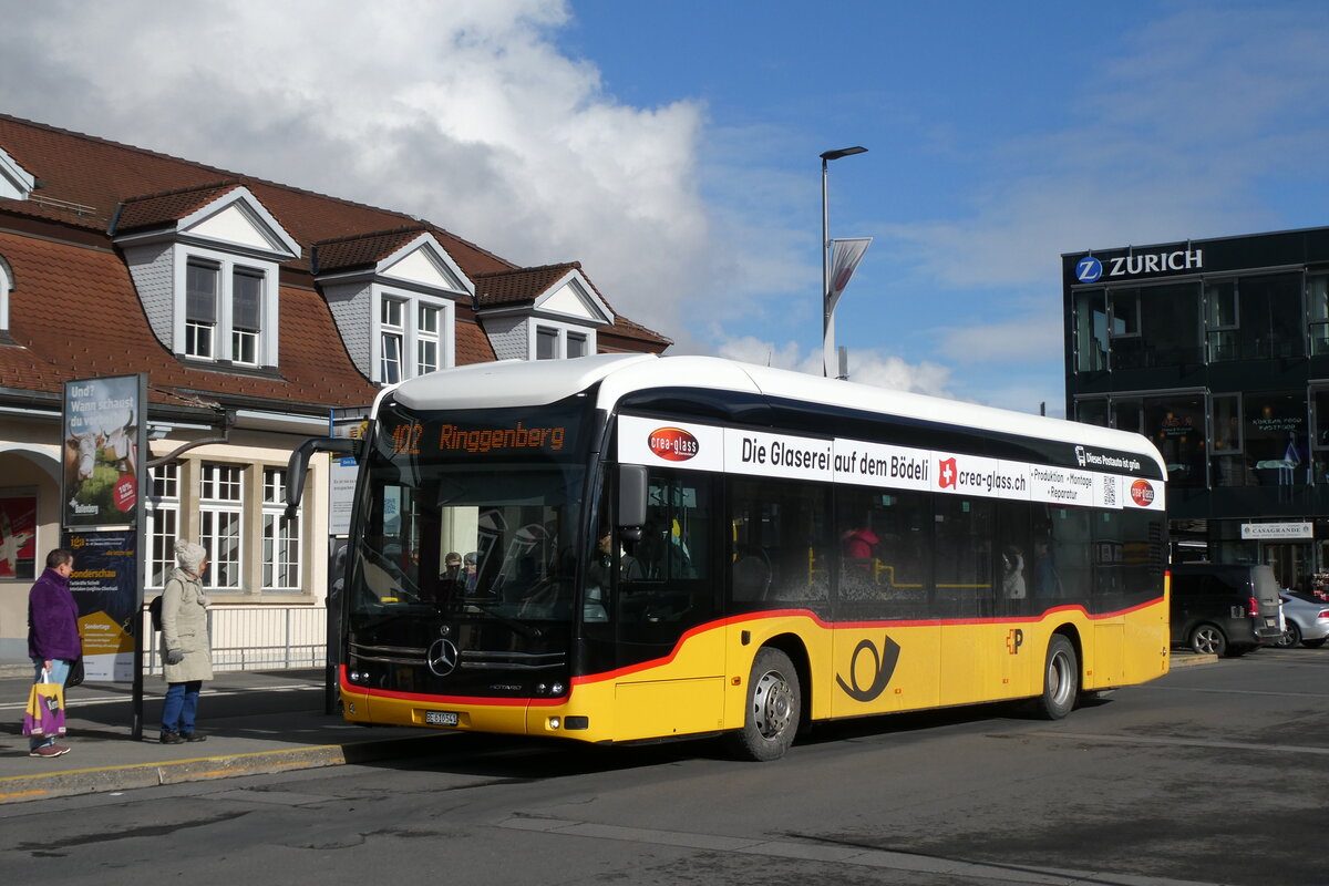 (284'360) - PostAuto Bern - BE 610'541/PID 12'130 - eMercedes am 26. Januar 2026 beim Bahnhof Interlaken Ost
