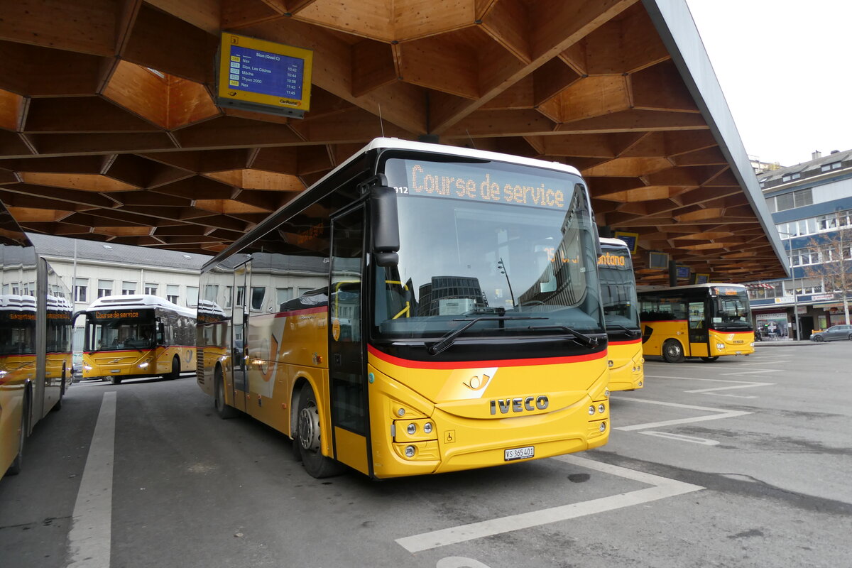 (284'375) - PostAuto Wallis - Nr. 19/VS 365'401/PID 11'912 - Iveco am 27. Januar 2026 beim Bahnhof Sion
