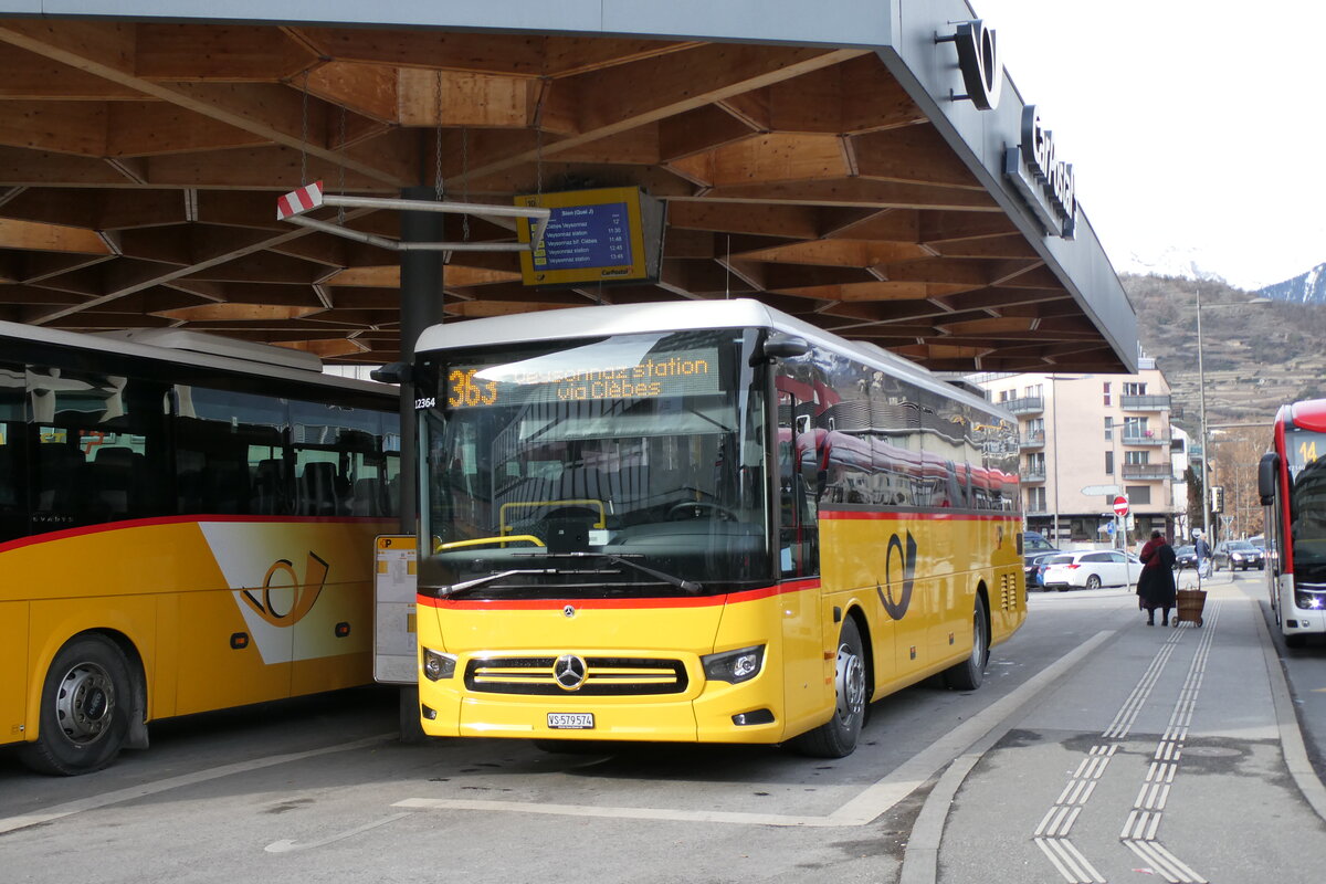 (284'385) - PostAuto Wallis - Nr. 24/VS 579'574/PID 12'364 - Mercedes am 27. Januar 2026 beim Bahnhof Sion