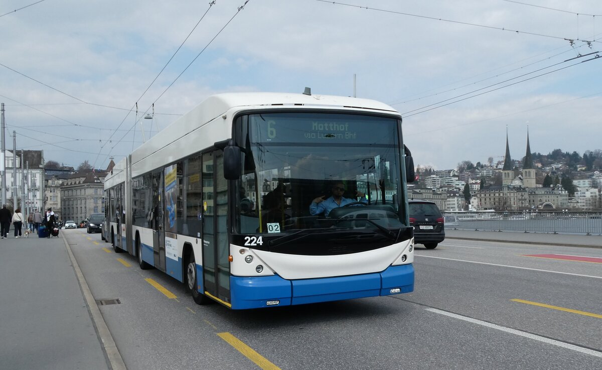 (285'717) - VBL Luzern - Nr. 224 - Hess/Hess Gelenktrolleybus am 23. M�rz 2026 in Luzern, Bahnhofbr�cke