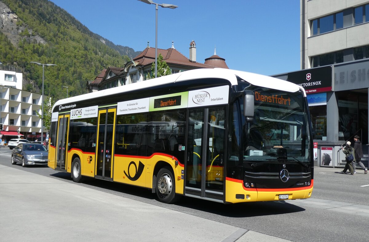 (286'357) - PostAuto Bern - BE 610'541/PID 12'130 - eMercedes am 24. April 2026 beim Bahnhof Interlaken West