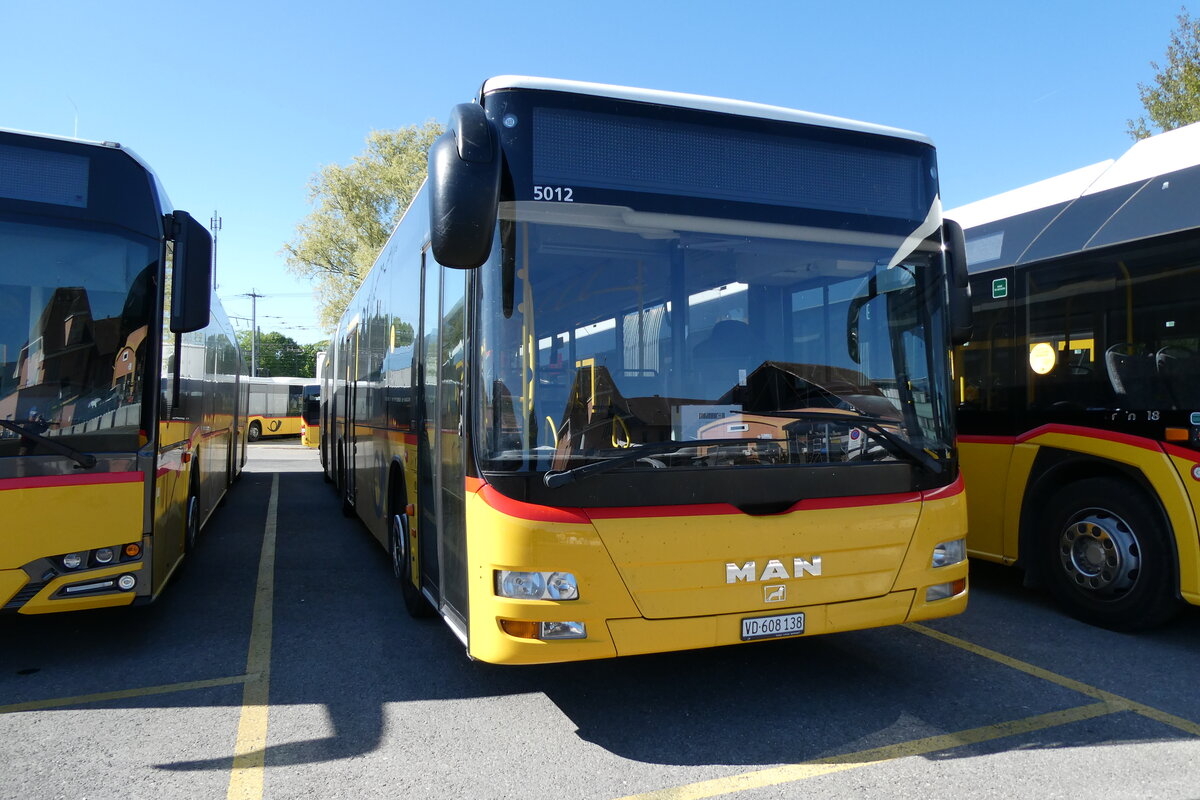 (286'375) - CarPostal Ouest - VD 608'138/PID 5012 - MAN (ex NE 165'376; ex VD 495'042) am 25. April 2026 in Yverdon, Garage