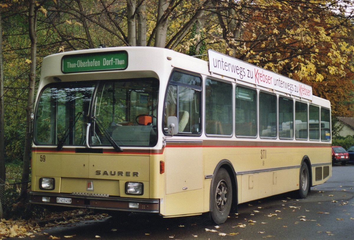 (AE 14) - Aus dem Archiv: STI Thun - Nr. 59/BE 413'459 - Saurer/R&J am 3. November 2003 bei der Schiffl�ndte Thun