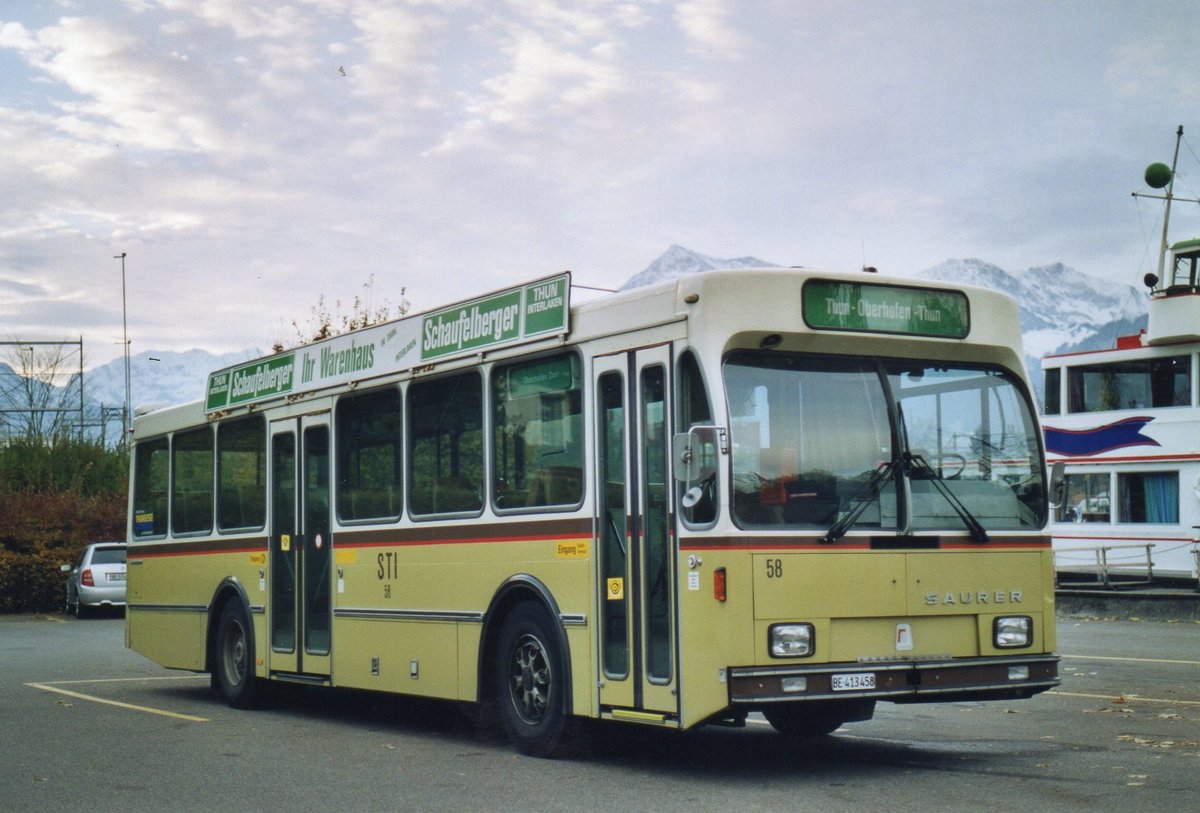 (AE 28) - Aus dem Archiv: STI Thun - Nr. 58/BE 413'458 - Saurer/R&J am 10. November 2003 bei der Schiffl�ndte Thun