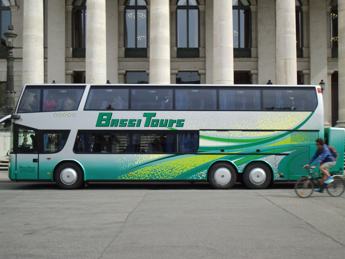 Aus Italien: Bassi Tours, Carpenedolo - Setra S 328 DT am 1. April 2014 in M�nchen (Aufnahme: Martin Beyer)