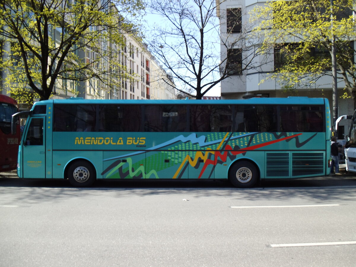 Aus Italien: Mendola Bus, Rimini - Volvo am 27. M�rz 2014 in M�nchen (Aufnahme: Martin Beyer)