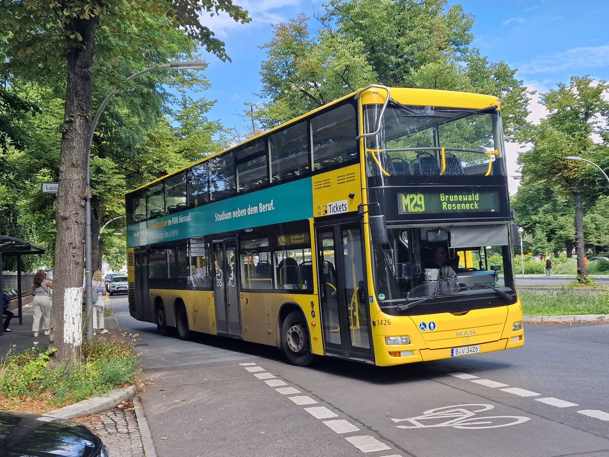 BVG 3426 (B-V 3426) (Werbung: FOM) als M29 nach Grunewald Roseneck am Berlin, Roseneck. 2.August 2023