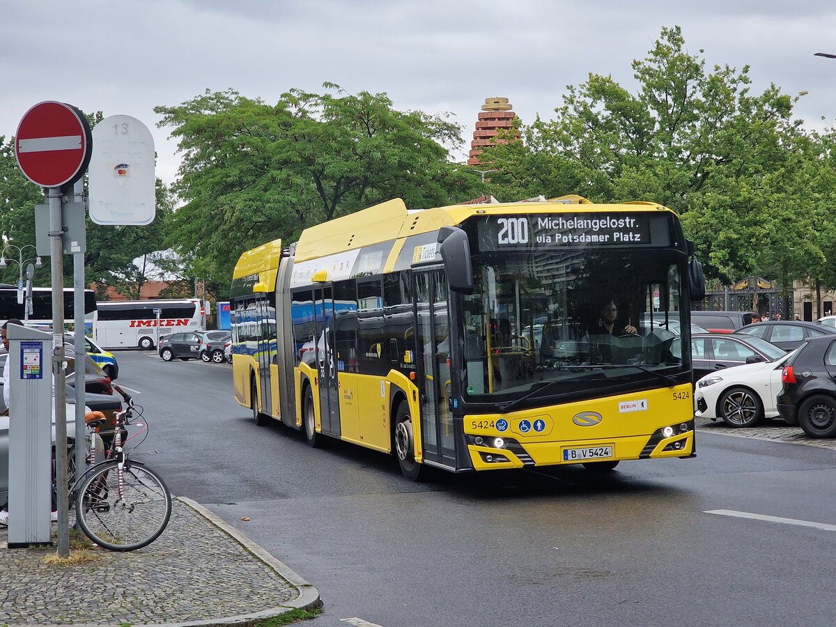 BVG 5424 (B-V 5424) als 200 nach Michelangelostra�e via Potsdamer Platz am U/S Zoologischer Garten. 2.August 2023