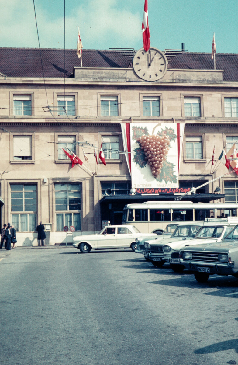 (D 065) - Aus dem Archiv: TN Neuch�tel - Saurer/Saurer Trolleybus um 1975 beim Bahnhof Neuch�tel