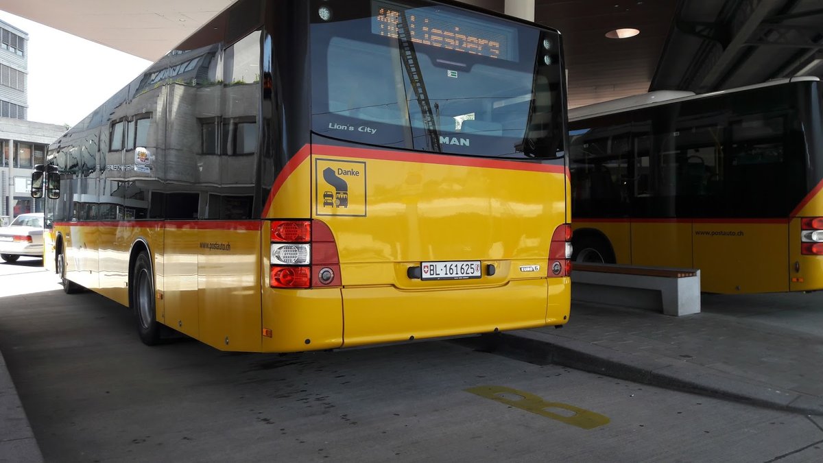 Dies ist der einzigste MAN A21 der neueren Genaration im Laufental. Es gab bis vorkurzem noch drei weitere MAN A21 dieser Genaration die ab 2014 gebaut wurde (erk�nbar an der Chromspange vorne an der Stosstange). Die anderen drei Wagen wurden gegen Busse aus Balsthal getauscht, die aber leider alle schon sehr viel Kilometer geloffen sind. Dieser Wagen wurde 2016 bestellt und in einsatz genommen. Er ist so auch der neuste Maxi Bus in der Regie Laufen. Auf den Bild wartet der Bus auf den IC 51 nach Biel, befohr er nach Liesberg (um 15:24 Uhr)f�hrt. Es werden dieses Jahr sehr warscheinlich (da viele Busse in der Regie Laufen die 1 Mio. Kilometer ereichen) neue MAN A21 in Laufen eintreffen. Es werde die Wagen der neuen Genertation (2018) sein vermutte ich mal.