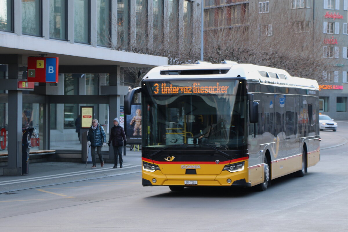 D�nser, Trimmis - GR 7288/PID 11'893 - eScania (ex GR 165'792) am 15. Januar 2025 beim Bahnhof Chur (Aufnahme: Martin Beyer)
