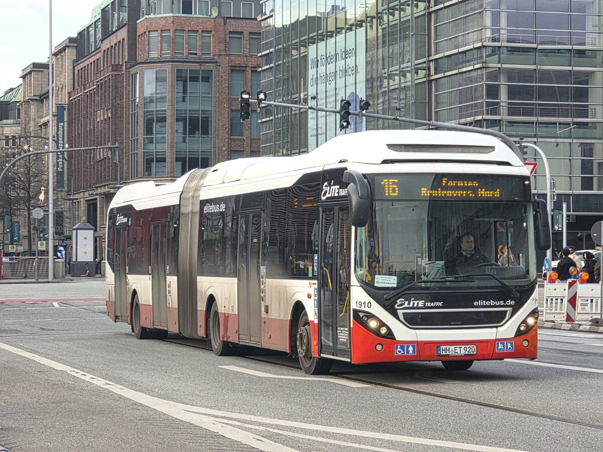 Elite 1910 (HH-ET 920 / ex. HHA 7485) auf der 16 nach Farmsen Rentenversicherung Nord an der Haltestelle Hauptbahnhof/Steintordamm. 30.November 2025