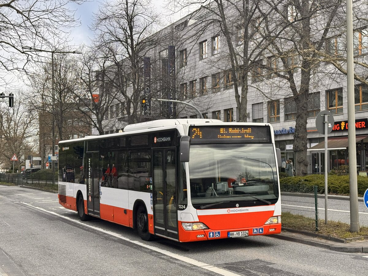 HHA 1324 (HH-YB 1324) als 24 nach Bf. Rahlstedt (Doberaner Weg) an der Haltestelle S Poppenb�ttel. 5.April 2025