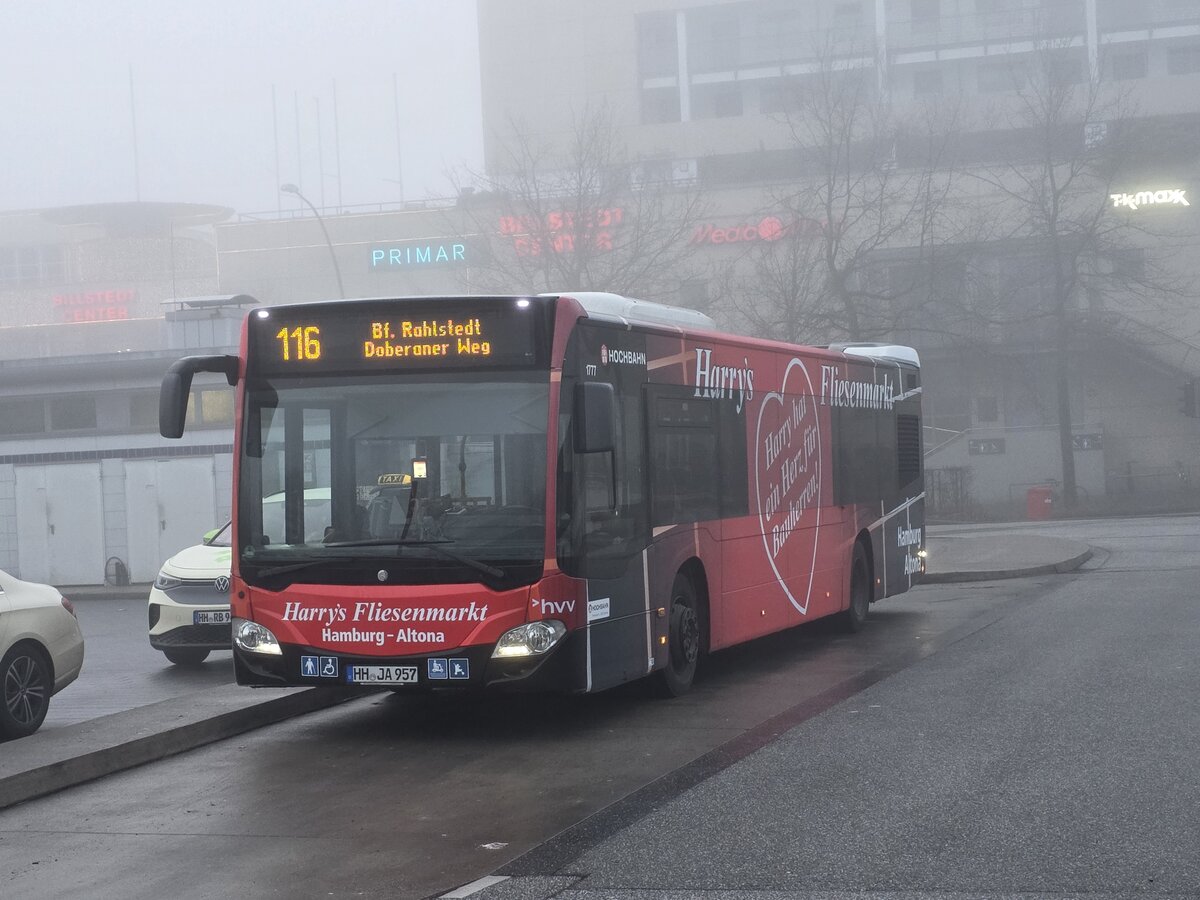 HHA 1777 (HH-JA 957) (Werbung : (POP) Harry´s Fliesenmarkt) als 116 nach Bf. Rahlstedt (Doberaner Weg) an der Haltestelle U Billstedt. 20.Dezember 2025