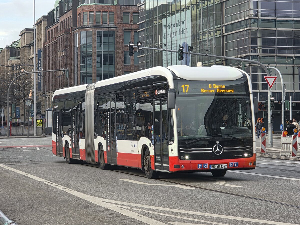 HHA 3522 (HH-YB 3522) auf der 17 nach U Berne (Berner Heerweg) an der Haltestelle Hauptbahnhof/Steintordamm. 30.November 2025