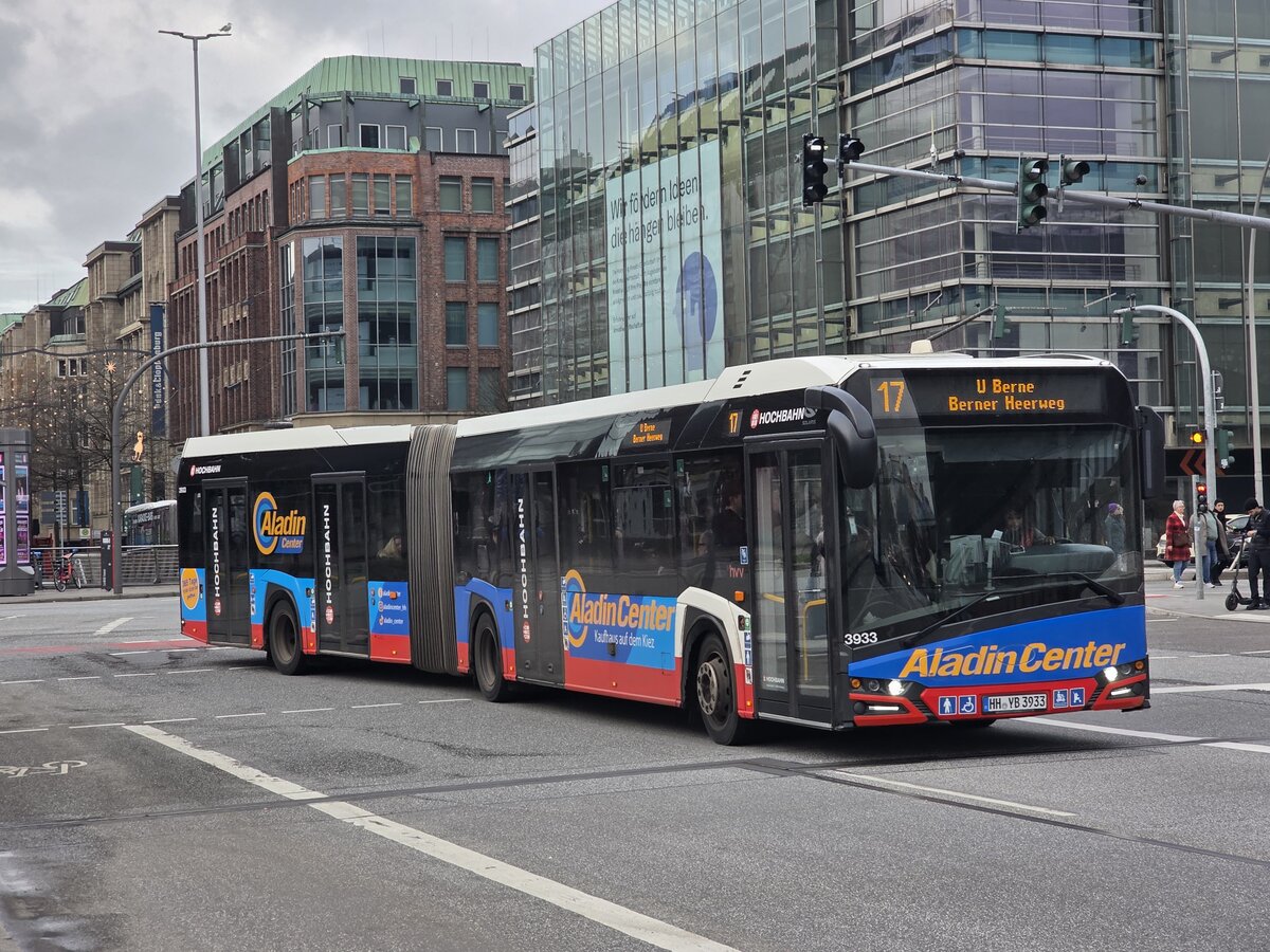 HHA 3933 (HH-YB 3933) (Werbung : Aladin Center) auf der 17 nach U Berne (Berner Heerweg) an der Haltestelle Hauptbahnhof/Steintordamm. 30.November 2025