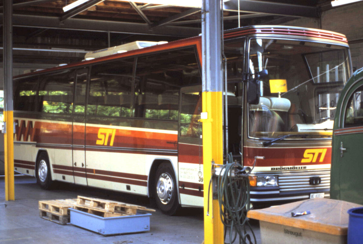 (MB-002) - Aus dem Archiv: STI Thun - Nr. 39/BE 61'012 - Dr�gm�ller (ex TSG Blumenstein Nr. 9) um 2000 in Thun, Garage 