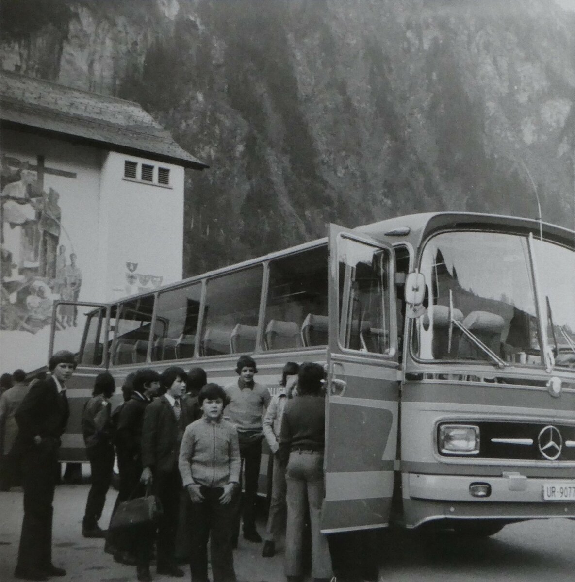 (MD498) - Aus dem Archiv: Bolliger, Untersch�chen - UR 9077 - Mercedes um 1975