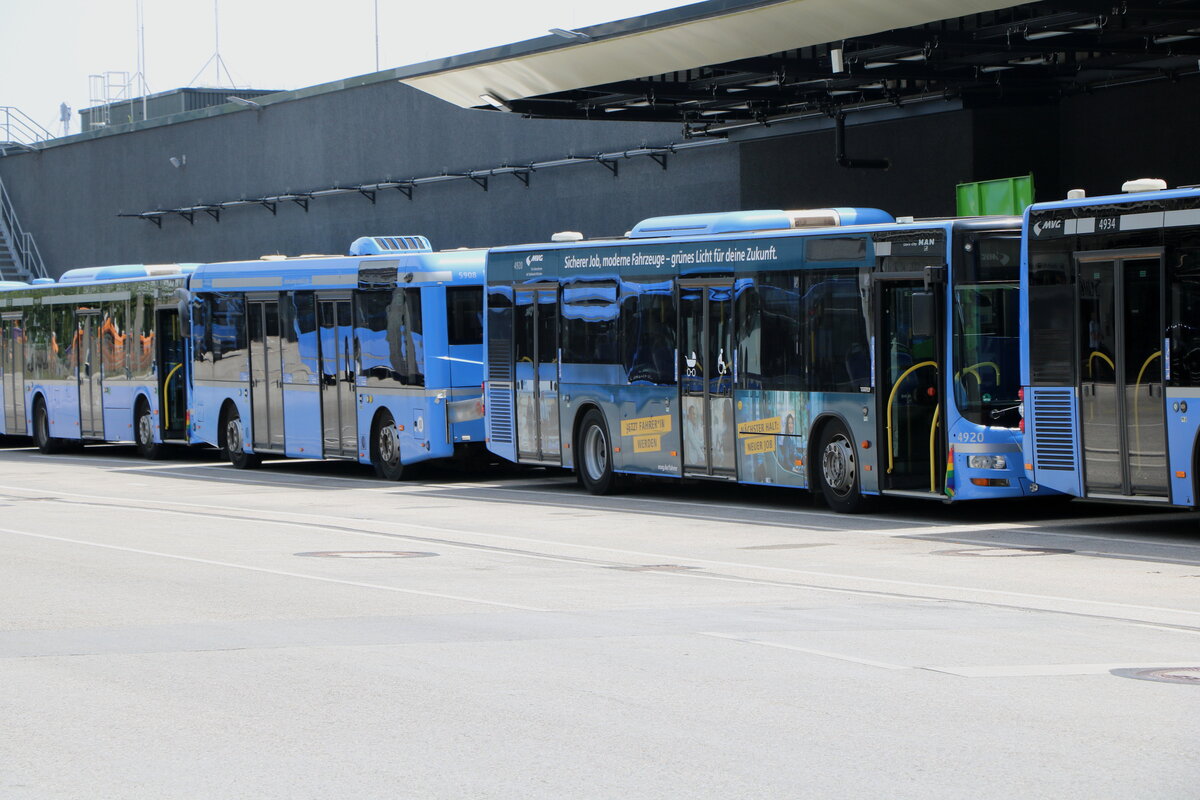 MVG M�nchen - Nr. 5908/M-VG 5908 - G�ppel Personenanh�nger + Nr. 4920/M-VG 4920 - MAN am 29. Juni 2024 in Moosach, Betriebshof (Aufnahme: Martin Beyer)