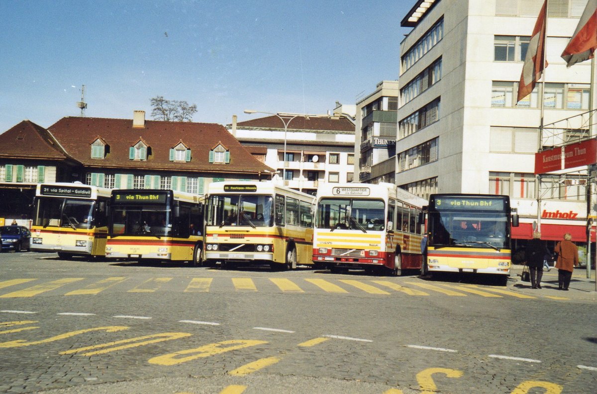 (R 4136) - Aus dem Archiv: STI Thun - Nr. 62/BE 452'462 - Mercedes/R&J + Nr. 81/BE 543'381 - MAN + Nr. 6/BE 26'667 - Volvo/FHS (ex TSG Blumenstein Nr. 6) + Nr. 33/BE 419'033 - Volvo/R&J (ex SAT Thun Nr. 33) + Nr. 96/BE 577'096 - MAN am 13. M�rz 2005 beim Bahnhof Thun
